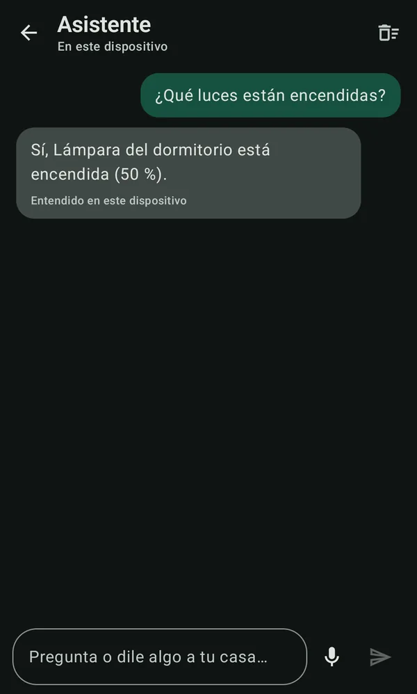 Pregúntale a bio en el teléfono: ante qué luces están encendidas, responde que la lámpara del dormitorio está al 50 %, entendido en este dispositivo